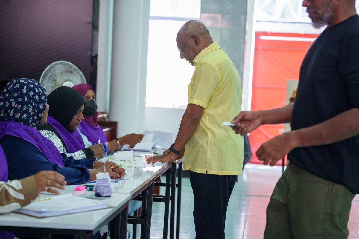 އެމްޑީޕީގެ ރައީސް <a href="/abdulla_shahid/">Abdulla Shahid</a> ލޯކަލް ކައުންސިލްތަކާއި އަންހެނުންގެ ތަރައްޤީއަށް މަސައްކަތްކުރާ ކޮމިޓީގެ އިންތިޚާބު 2026 ގައި ވޯޓު ލައްވައިފި.