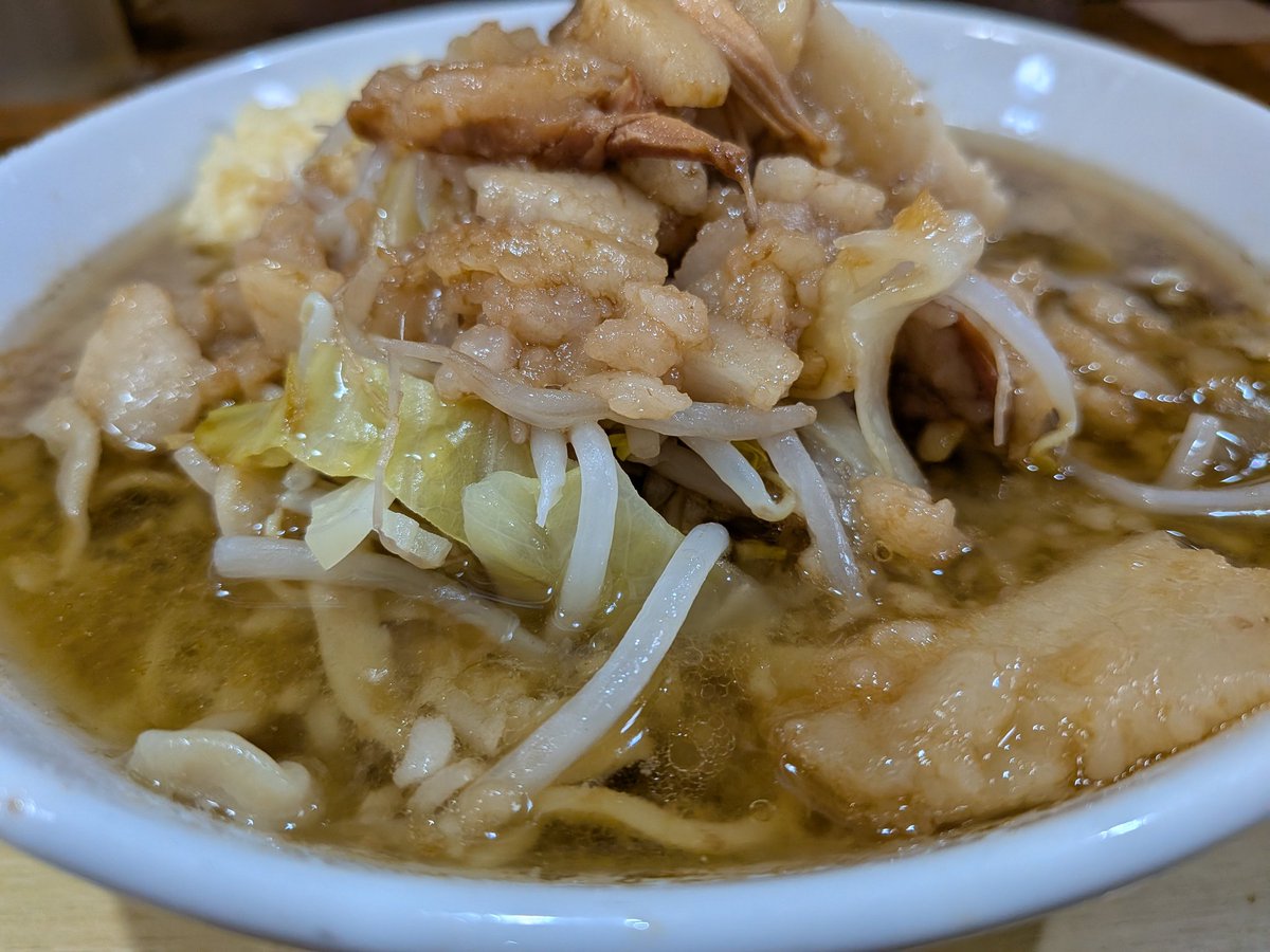 明日へ向かってという町田駅からちょっと歩いたところにある二郎系のラーメン屋行ってきた。非乳化の脂が分離したギトギトラーメン食べたかったんだよな。八王子行かなくても近くにこんないい店あったのか