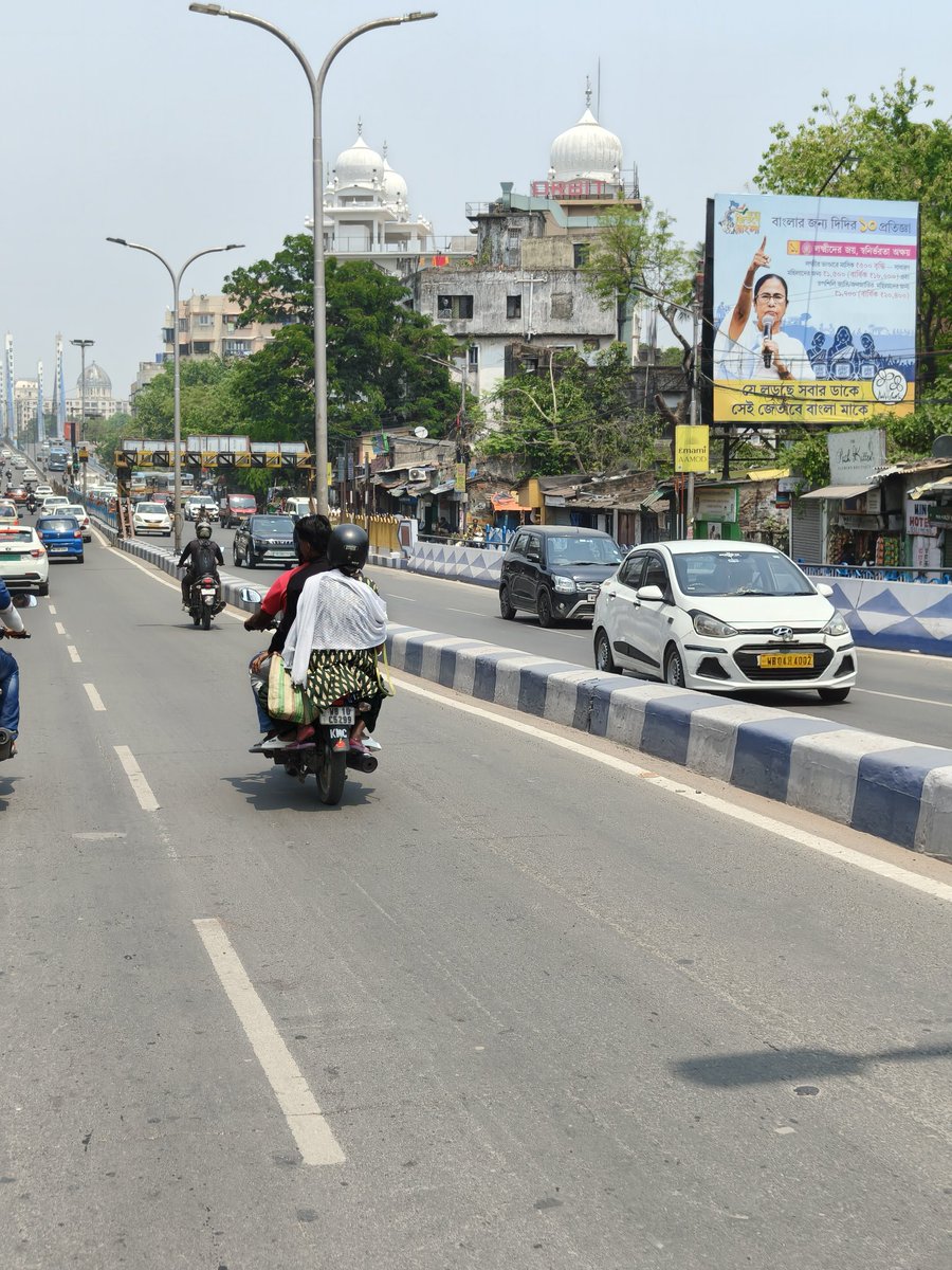 AlamRobbie's tweet photo. Today's law breakers in Road ,Traffic police silently see those things . @KolkataPolice @KPTrafficDept @CMOfficeWB 
Area Taratala,Behala james long, https://t.co/pSKig2ow7B