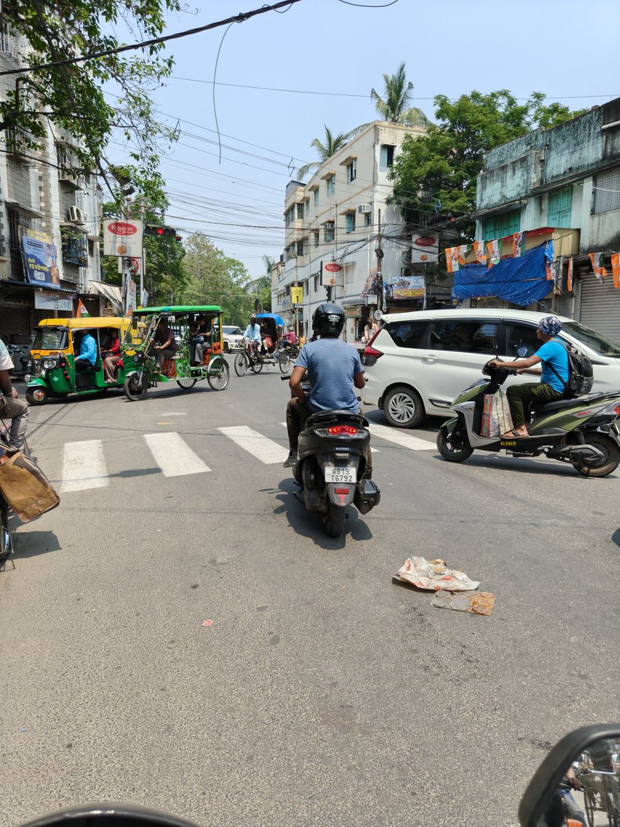 AlamRobbie's tweet photo. Today's law breakers in Road ,Traffic police silently see those things . @KolkataPolice @KPTrafficDept @CMOfficeWB 
Area Taratala,Behala james long, https://t.co/pSKig2ow7B