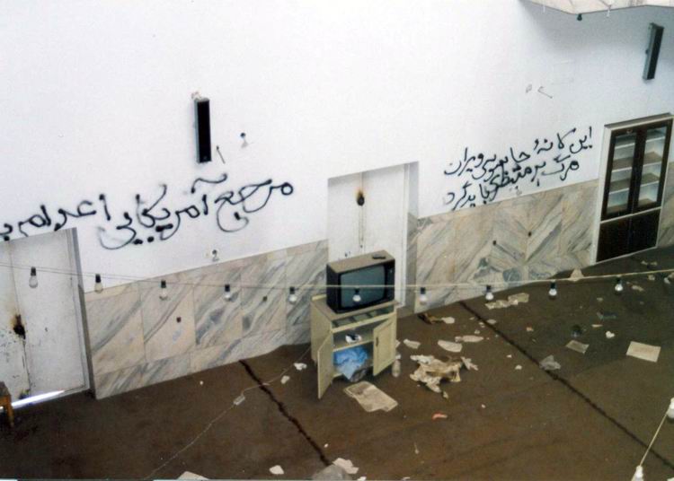 seyedghorbani's tweet photo. صبر مردم در مقابل خائنین حدی دارد
ظریف این تصویر را ببیند و به اولتیماتوم انقلابیون پاسخ دهد
@JZarif https://t.co/H4Il9F9SaA