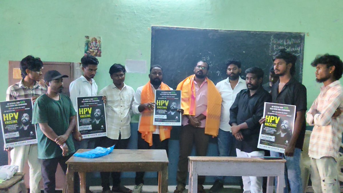 AAFAOnline's tweet photo. అల్లు అర్జున్ ప్యాన్స్ ఆధ్వర్యంలోHPV వ్యాక్సిన్  అవర్నెస్ పోగ్రాం 

బాలికల ఆరోగ్యం - దేశానికి రక్షణ: అల్లు అర్జున్ ఫ్యాన్స్ అసోసియేషన్ వినూత్న కార్యక్రమం.నేడు తెలంగాణ రాష్ట్ర అల్లు అర్జున్ ఫ్యాన్స్ అసోసియేషన్ ఆధ్వర్యంలో మహిళల్లో గర్భాశయ (సర్వైకల్) క్యాన్సర్ నివారణపై అవగాహన కల్పించే పోస్టర్ ను ఈ రోజు భద్రాద్రి కొత్తగూడెం జిల్లా కొత్తగూడెం లో గల రామచంద్ర హై స్కూల్ లో హెడ్ మాస్టర్ వేణు గోపాల్  58 డివిజన్ కార్పొరేటర్ మహమ్మద్ దావుద్ ఆవిష్కరించారు.
HPV వ్యాక్సిన్ 9 నుండి 14 ఏళ్లలోపు బాలికలకు HPV వ్యాక్సిన్ వేయించడం ద్వారా భవిష్యత్తులో వచ్చే గర్భాశయ క్యాన్సర్‌ను సమర్థవంతంగా నివారించవచ్చని ఈ సందర్భంగా వారు అవగాహన కల్పించారు.సమాజానికి ఉపయోగపడే ఇలాంటి సేవా కార్యక్రమాలు చేయడం అభినందనీయం" అని కొనియాడారు. ఈ మంచి నిర్ణయం తీసుకున్న ఐకాన్ స్టార్ అల్లు అర్జున్ గారిని, వారి ఫ్యాన్స్ అసోసియేషన్‌ను ఆమె ప్రత్యేకంగా అభినందించారు. ఈ కార్యక్రమంలో తెలంగాణ రాష్ట్ర అల్లు అర్జున్ ఫాన్స్ అసోసియేషన్ జాయింట్ సెక్రెటరీ  మతిన్ కృష్ణ సాయి చరణ్ ఓంకార్ బన్నీ మనీష్ హరి చరణ్ శశి తరుణ్ ఆది తదితరులు పాల్గొన్నారు
#AAFASupportsHPVDrive
#HPVVaccine
#CervicalCancerAwareness
#SwasthNariViksitBharat