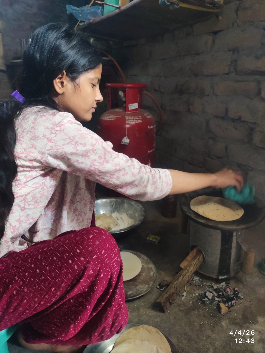 Sandhyayadav_1's tweet image. सिलेंडर नहीं है तो लकड़ी से चुल्हे पर खाना बना लूंगी , लेकिन देशहित के लिए वोट मोदी जी को ही दूंगी 👋
  
     मेरी छोटी बहन -@Richayadav2009 🤗 

#NarendraModi #PmModi #Election