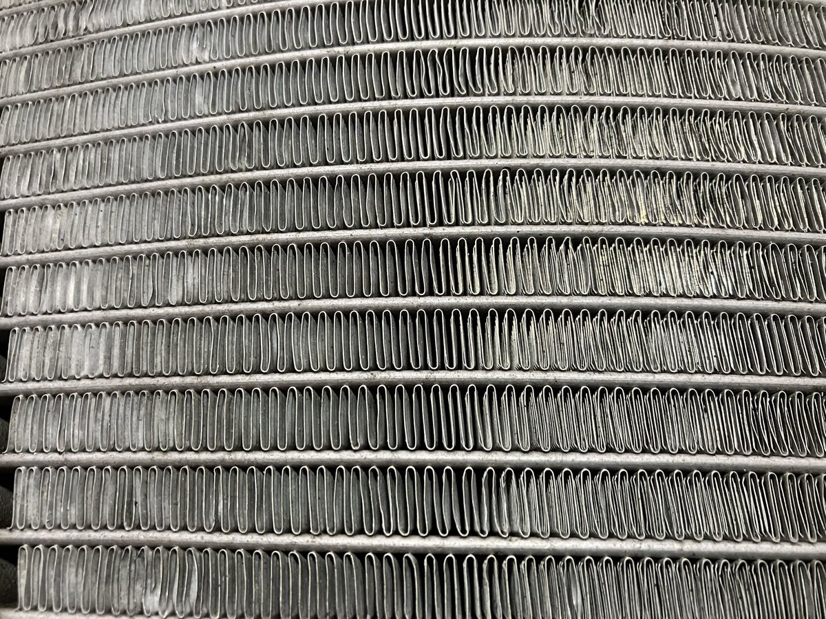 rc30_an16gousya's tweet image. #RC30将棋倒し
#ゲズンハイト
#RC30
#RC45
先程バイク屋さんから
カウルの修理が出来たと連絡あり😄 
雨が降ってるので明日にする
暇なのでラジエーターコア修理
ノーマルに比べて目が細かいから大変😓