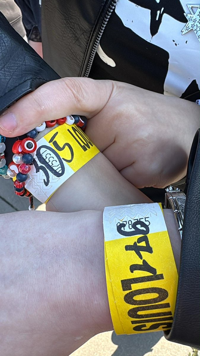 ana ໑̣ tweet media