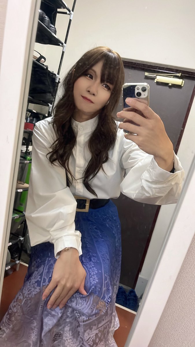 ayana_cd's tweet photo. 今日は一年ぶりにこのグラデーションのスカート履きたくて春らしいコーデ✨
外は風が冷たいのでタイツとババシャツで防寒👍

今夜も横浜某所のスナックで見習いです✨
頑張るます😤

ちなみに「彩奈がいる所に飲みに行っても良いよ」という優しい方いましたらDM頂ければ場所お知らせします👍 https://t.co/psDKDdlJZu