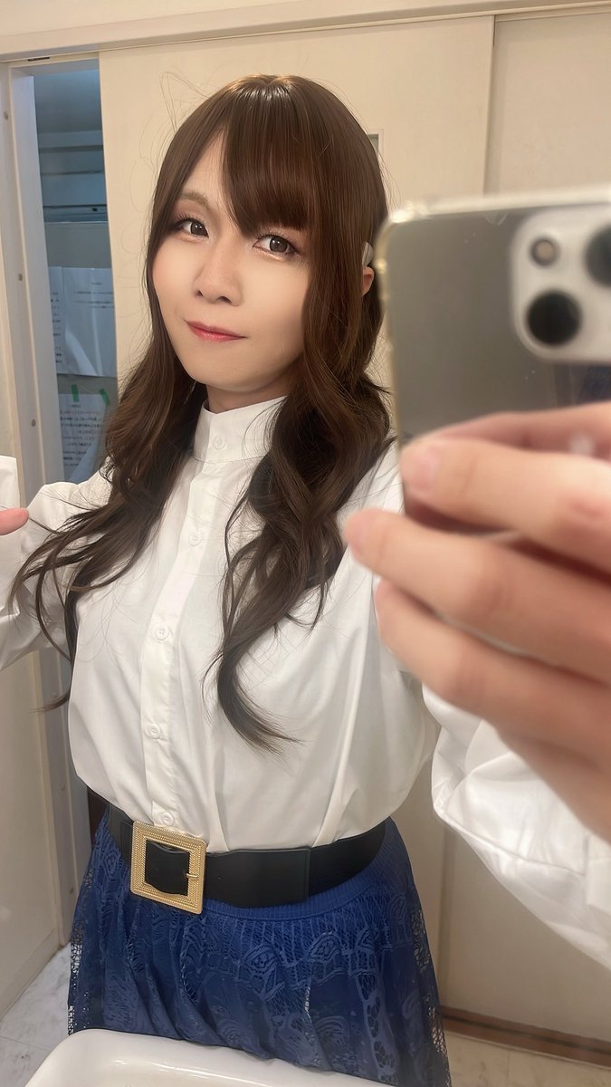 ayana_cd's tweet photo. 今日は一年ぶりにこのグラデーションのスカート履きたくて春らしいコーデ✨
外は風が冷たいのでタイツとババシャツで防寒👍

今夜も横浜某所のスナックで見習いです✨
頑張るます😤

ちなみに「彩奈がいる所に飲みに行っても良いよ」という優しい方いましたらDM頂ければ場所お知らせします👍 https://t.co/psDKDdlJZu