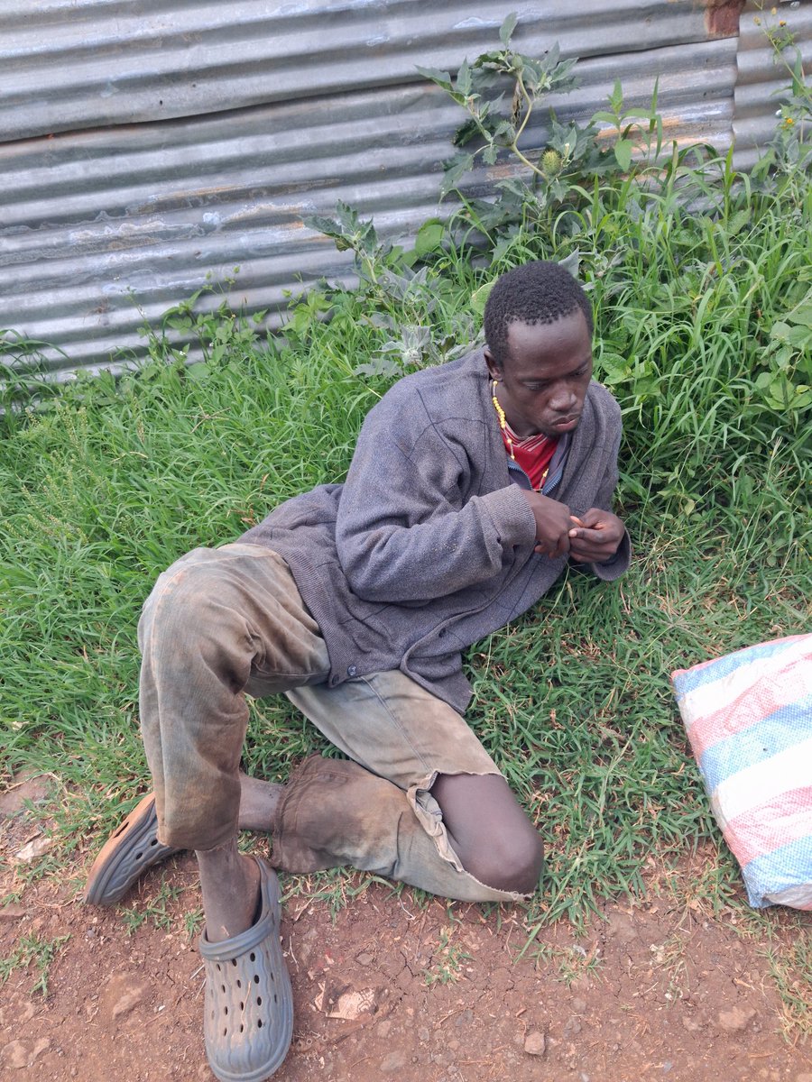 This man seems not to be mentally stable he says his name is Amos Okello from kaawangware he's roaming in ngonghills within people's homesteads he seems disturbed. Please retweeet apate watu wao.