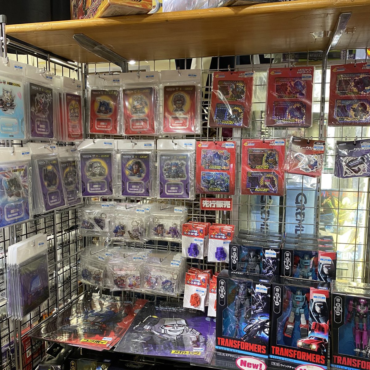 toy_yamashiroya's tweet photo. ほかにもe-HOBBY SHOPのトランスフォーマーグッズが2階売場にたくさん取り扱ってます📣
ぜひお立ち寄りください🎵
#ヤマシロヤ 2階売場直通📞03-3831-2404
#トランスフォーマー #Transformers #tf #ehobby https://t.co/fFipoWfAzL