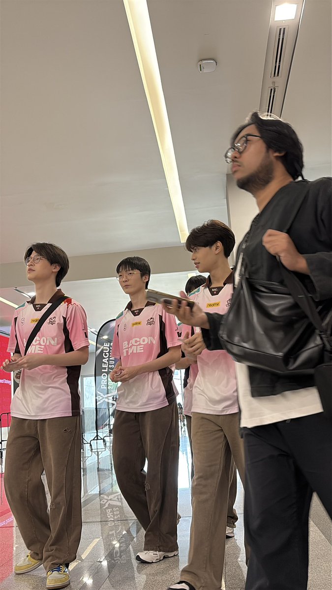 fahlap19's tweet photo. นั่งแจกอยู่ดีๆจะโดนเหยียบหัว เก็บของแทบไม่ทัน ๆๆๆ https://t.co/AMDXPZ87Up