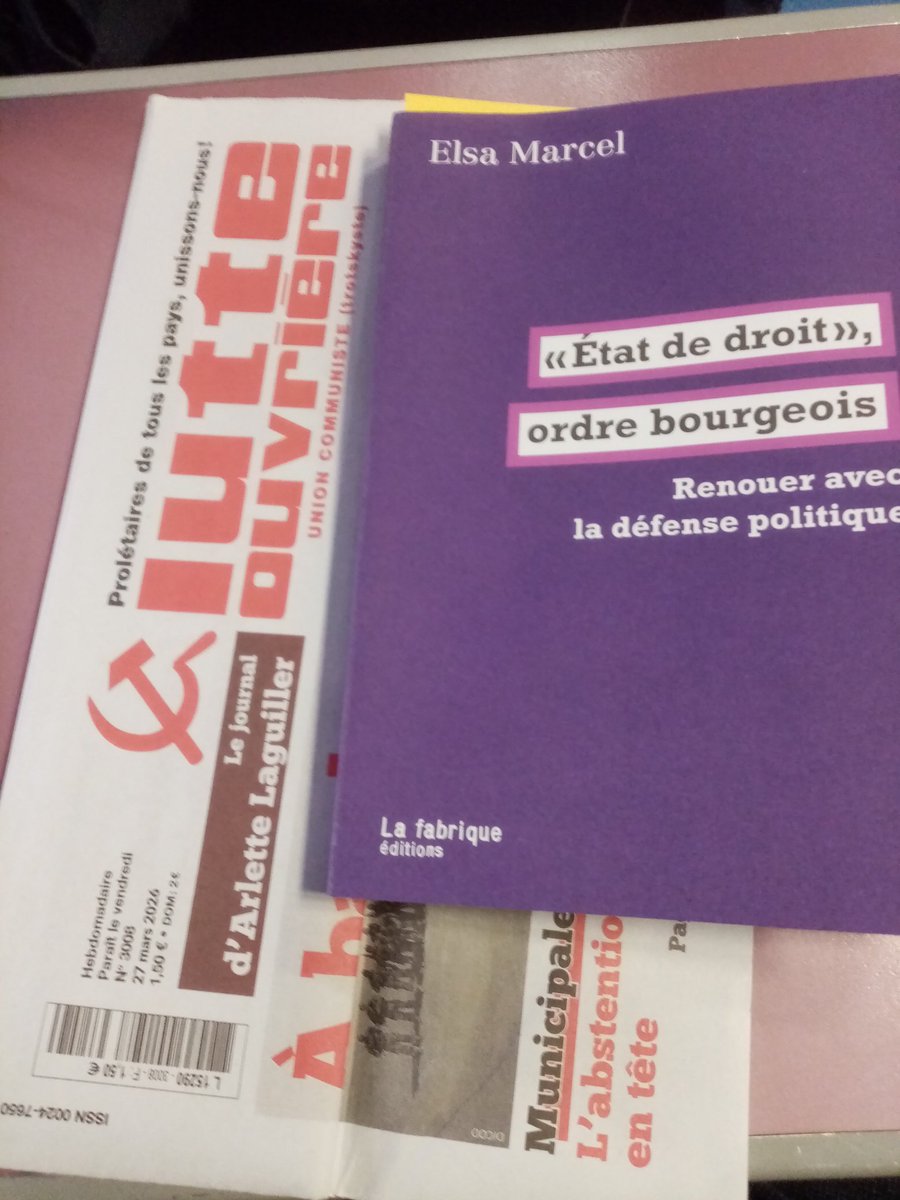 Présentoir de livres tweet media