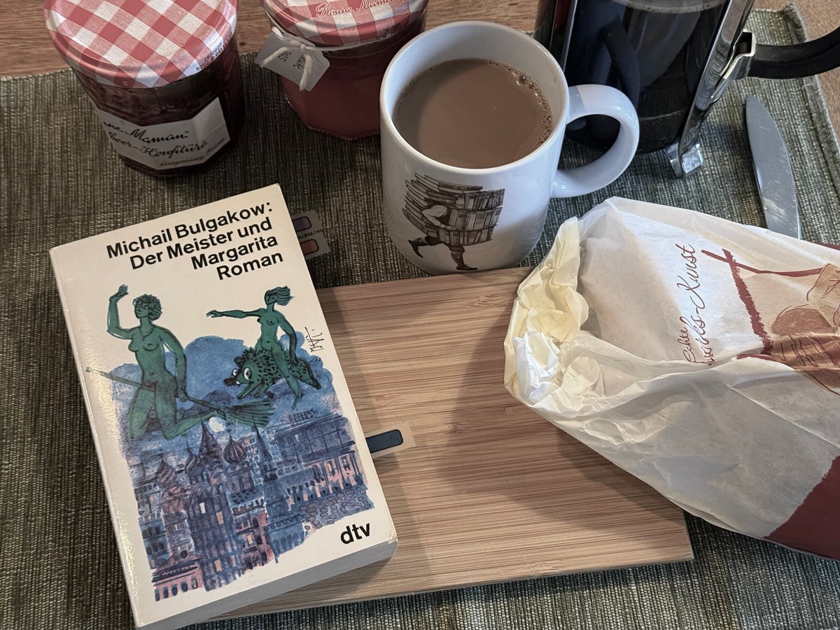 Guten Morgen, zusammen!
☕️🥐📖
Karsamstagsfrühstück mit einem Buch ganz unten aus meinem SUB. Bulgakows Klassiker und Kultbuch der russischen Literatur, das ein viertel Jahrhundert nur im Untergrund existierte und von seinem Inhalt eine ideale "Osterlektüre".