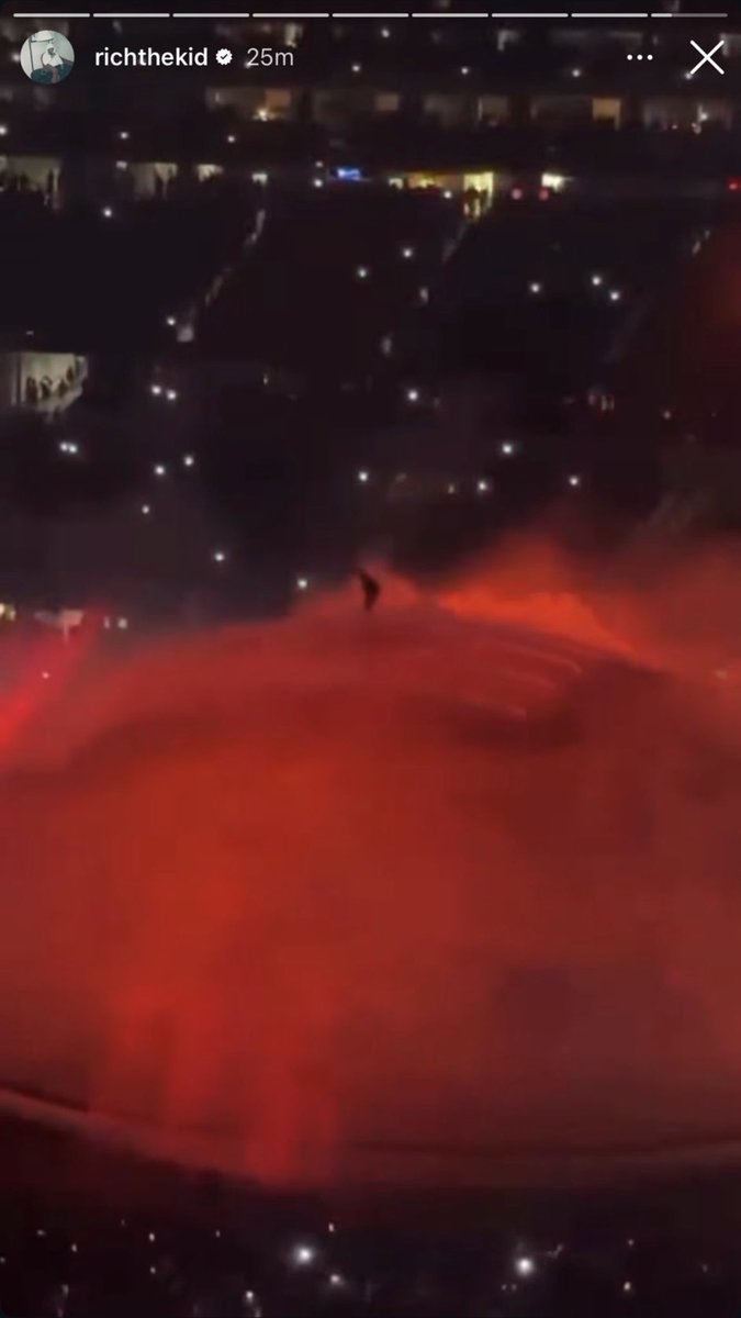 Celebsloveye tweet media