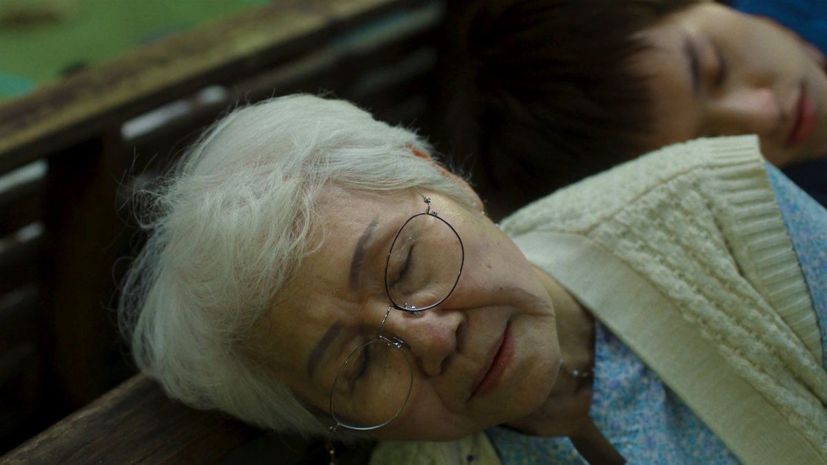 ⠀
⠀ ⠀“ต้นทับทิมต้นนี้ปลูกไว้ตั้งแต่ตอนเอ็มเกิด อายุเท่าเอ็มแหละ เขาบอกว่าปลูกแล้วเด็กจะแข็งแรง เอ็มเคยสั่งม่าว่า ถ้าทับทิมออกลูกเมื่อไหร่ห้ามให้ใครนะ เก็บไว้ให้เอ็มคนเดียวเลย”

‘หลานม่า’ ครบรอบ 2 ปี
how to make millions before grandma dies (2024)
dir. พัฒน์ บุญนิธิพัฒน์