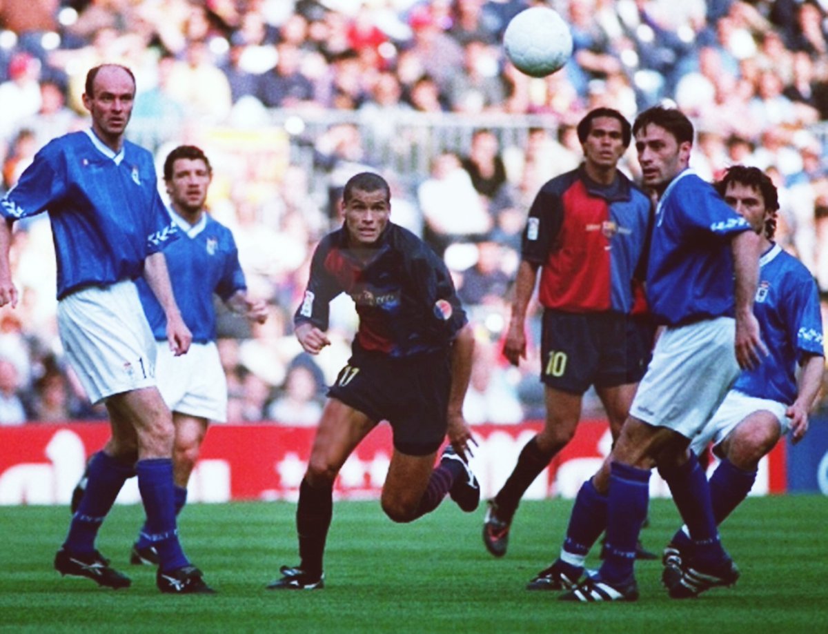 La foto cumple hoy 27 años.
De azul: 
Viktor Onopko, Roberto "Tito" Pompei, Paulo Gomes Bento y Peter Dubovský.  
Casi nada...