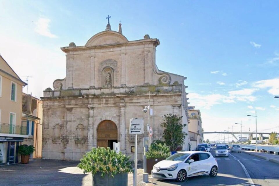 🚨⛪ 𝗔𝗟𝗘𝗥𝗧𝗘 𝗜𝗡𝗙𝗢 — À Martigues, près de Marseille, la police a interpellé jeudi un homme qui RÔDAIT à plusieurs reprises autour de l'église Saint-Genest, muni d'un COUTEAU de cuisine à lame de 20 cm. 

Un OFFICE de Pâques était en cours d'achèvement au moment de