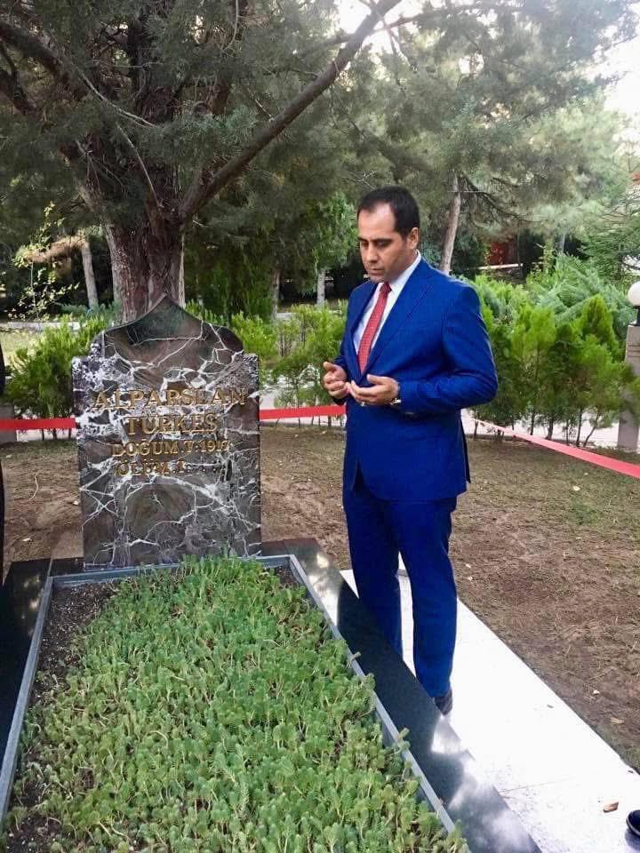 ALKIRATLI's tweet photo. “Hepiniz birer Türk Bayrağı’sınız. Bayrağı lekelemeyin, kirletmeyin, yere düşürmeyin.”
Başbuğ Alparslan Türkeş

Milliyetçi Hareket Partisi’nin Kurucu Genel Başkanı, ömrünü milletine, devletine ve bayrağına adamış kıymetli devlet adamı merhum Alparslan Türkeş’i vefatının yıl dönümünde rahmet, minnet ve saygıyla anıyorum.

Hayatı boyunca inandığı değerlerden taviz vermeden, büyük bir kararlılıkla mücadele etmiş; fikirleri ve duruşuyla gönüllerde müstesna bir yer edinmiştir.

“Bir Ülkü Bir Ömür Sürer” anlayışıyla yaşayıp iz bırakan Başbuğ’umuzun hatırası daima yaşayacaktır.

Mekânı cennet, ruhu şad olsun.