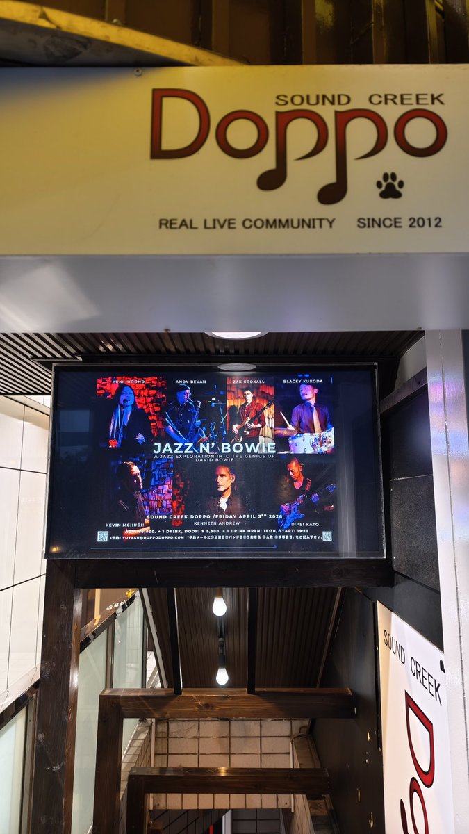 bluechipjapan's tweet photo. 昨日は四谷にDavid Bowieのジャズアレンジのトリビュートバンド「JAZZ N’ BOWIE」のライブに1年ぶりに行ってきました。
１部はボウィのラストアルバム「BLACKSTAR」の演奏。
２部は過去のボウィの曲のJAZZアレンジしたヴァージョンを披露。ここから個人的な「ボウィ検定」が始まるw https://t.co/M8VD1qMzLn