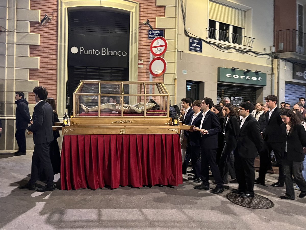 BisbatTerrassa's tweet image. El bisbe #Salvador ha presidit el #Via #Crucis pels carrers de #Terrassa un any més, amb gran participació popular i la incorporació del pas del #Crist Jacent portat per joves.