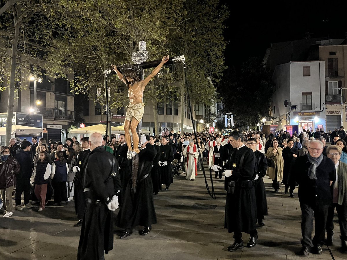 BisbatTerrassa's tweet image. El bisbe #Salvador ha presidit el #Via #Crucis pels carrers de #Terrassa un any més, amb gran participació popular i la incorporació del pas del #Crist Jacent portat per joves.