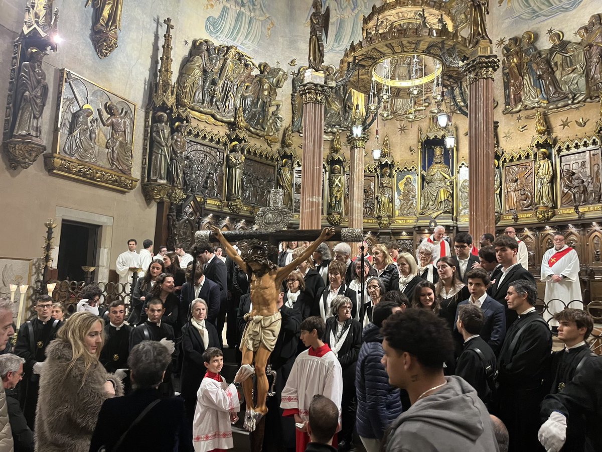 BisbatTerrassa's tweet image. El bisbe #Salvador ha presidit el #Via #Crucis pels carrers de #Terrassa un any més, amb gran participació popular i la incorporació del pas del #Crist Jacent portat per joves.