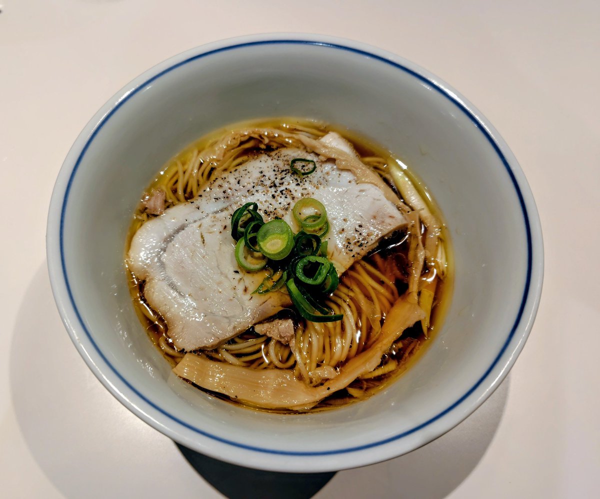 BoseNegi's tweet photo. ラー博めちゃ混み！博多豚骨「博多・一又」、タイ・バンコクから貝出汁「新道ラーメン」、元祖・水と地鶏スープ「ロックンスリー」でした😊ごちそうサマンサ＼(^o^)／ https://t.co/aXWwkYSvYM