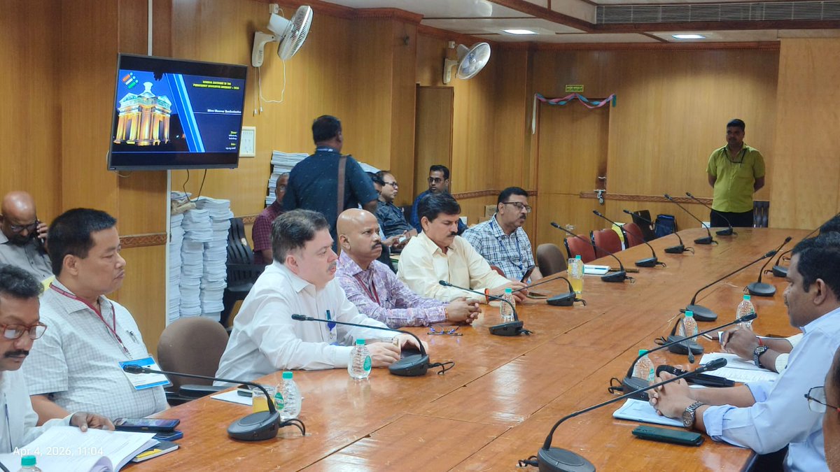 CollectorDeoPdy's tweet image. Randomization of Micro Observers for the GEPLA-2026 completed in the presence of the District Election Officer and the General Observers on 04.04.2026.
#GEPLA2026 #MicroObservers #ElectionProcess #ElectionPreparedness #Randomization #FreeAndFairElections