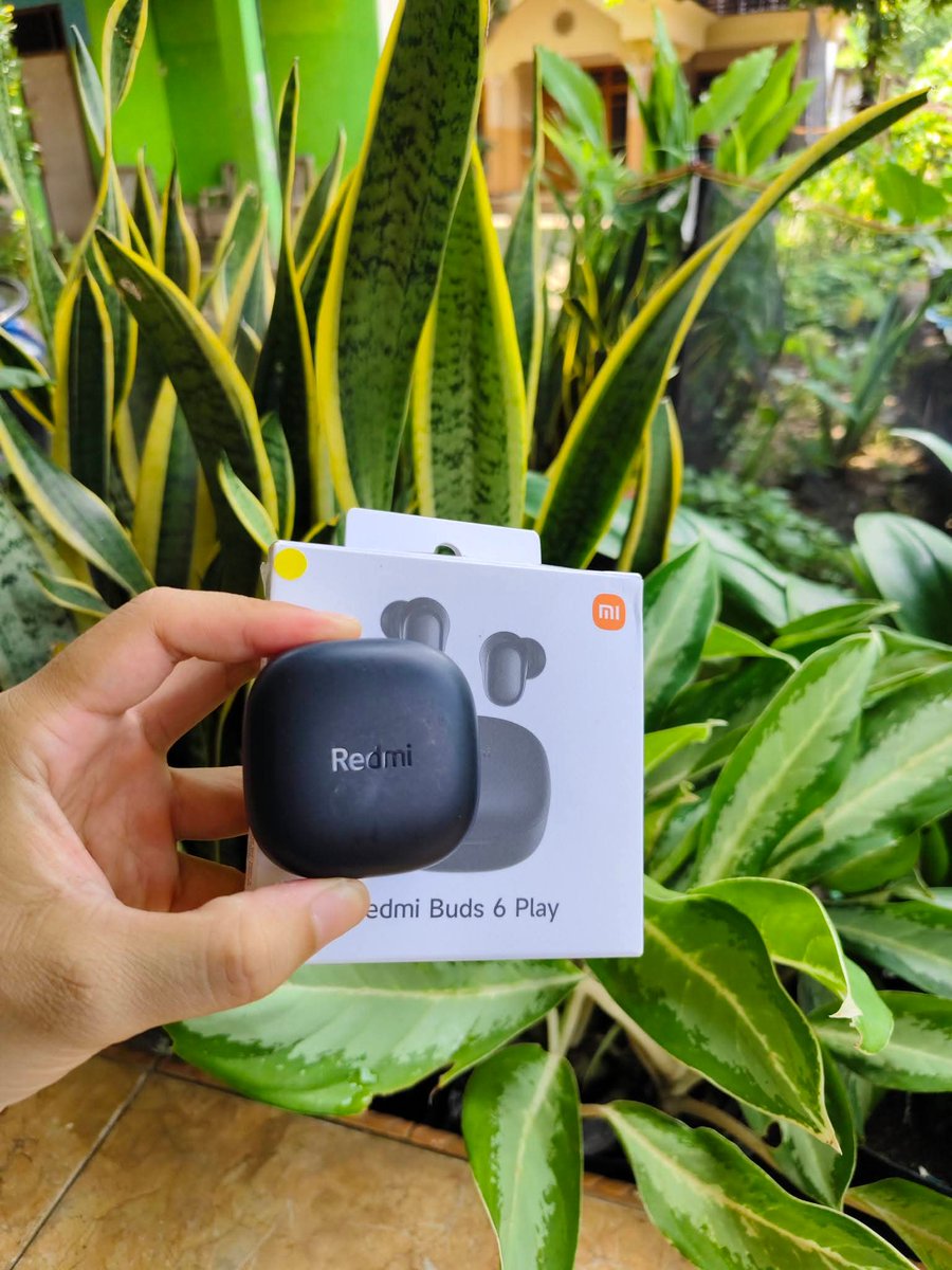 utarakota's tweet photo. @tanyarlfes XIAOMI REDMI BUDS 6 PLAY BLACK
Bluetooth 5.4, Baterai 36 jam (ada charging case), 7.5 jam per pengisian, Mikrofon + Algoritma AI Noise Cancellation bikin suara jernih, Support Google Fast Pair &amp; Find My Device, IPX4 (tahan percikan).

https://t.co/ZS7VTs8Mf8 https://t.co/SIlnwLnvN2