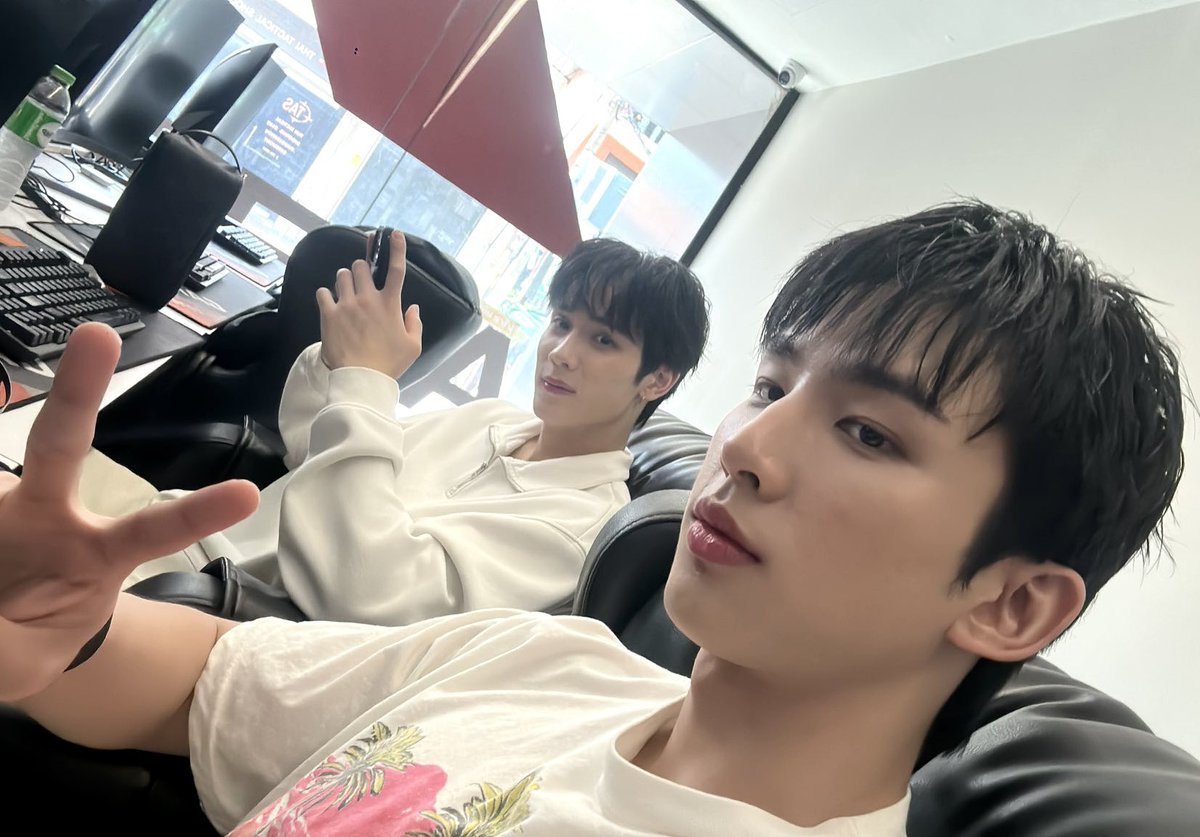 ongleerung's tweet photo. เราชอบมากเลยเวลาที่พวกแกทำงานเสร็จ แล้วได้ออกไปใช้ชีวิตในแบบที่พวกแกอยากทำหรืออยากเล่นอะ และขอบคุณที่อัพเดทให้ดูน้า เราใจฟูมากจริง เวลาที่พวกแกได้ทำอะไรแบบนี้ที่เป็นตัวของพวกแกเอง รอยยิ้มของพวกแกที่มีมาเพิ่มแค่ไม่ใช่จากการทำงานมันก็คือสิ่งที่เราคอมพลีสในระหว่างวันเช่นกัน🤍 https://t.co/u1HuhRsQOb