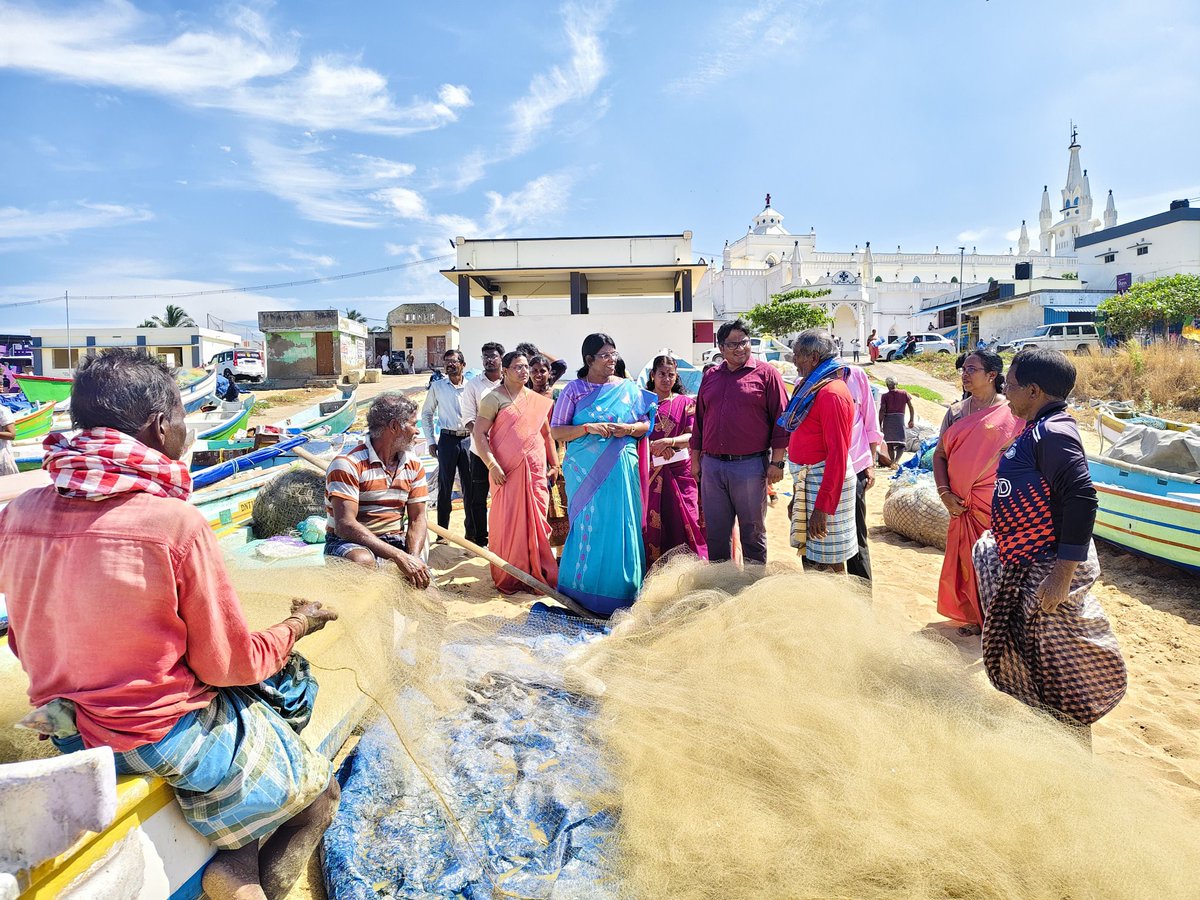 மாவட்ட தேர்தல் அலுவலர் மற்றும் மாவட்ட ஆட்சித்தலைவர் திருமதி.ஆர்.அழகுமீனா, இ.ஆ.ப., அவர்கள் இன்று (04.04.2026) பள்ளம்துறை மீனவர்களிடம் தேர்தல் நாளன்று அனைவரும் வாக்களித்து ஜனநாயக கடமையை ஆற்ற வேண்டுமென கேட்டுக்கொண்டார்கள்.
<a href="/ECISVEEP/">Election Commission of India</a> <a href="/TNelectionsCEO/">Chief Electoral Officer Tamil Nadu</a>
