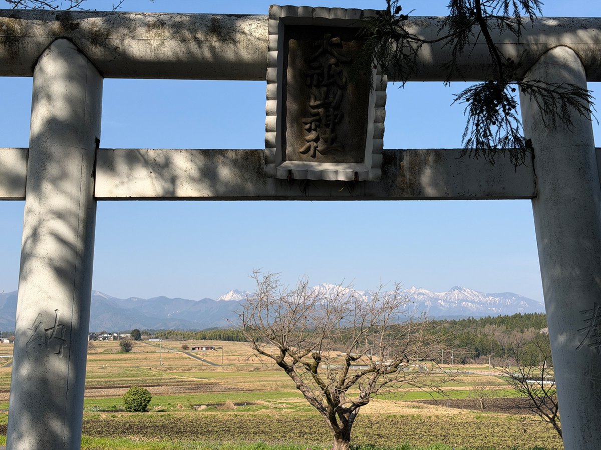 新倉こはるの倉吉桜探訪④
大山池、円筒分水、大山鳥居神社
立派な桜と背景の山が絵画のようで美しいです！風がなければ水面に反射した大山が見られるそう
近くには珍しい円筒分水があり、そばには鳥居越しに大山が見える神社も