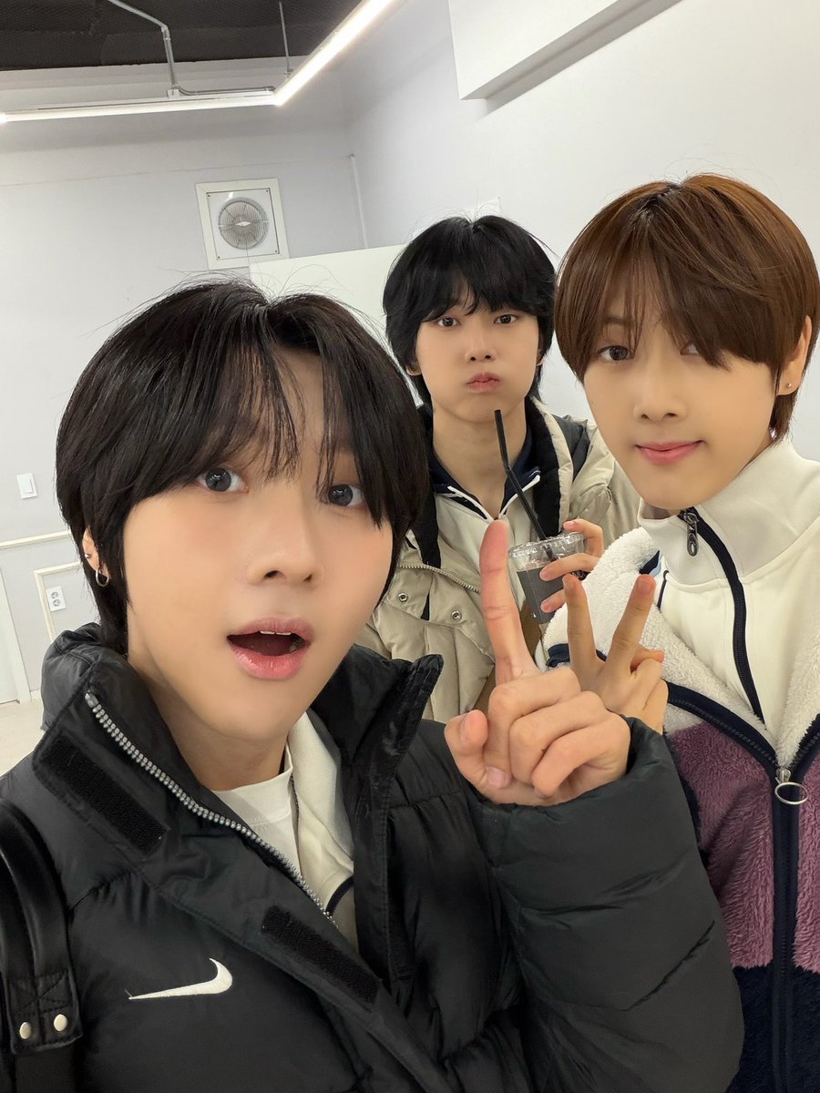 ADAP_offcl's tweet image. 효자 왔어요🐸❤️

#효태의_갤러리_대방출 
#ADAP #에이댑
#ALL_DREAMS_ARE_POSSIBLE