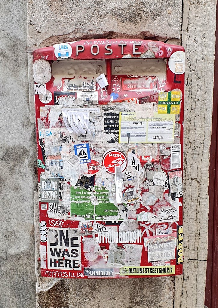 Clumsychops's tweet photo. Two Venetian postboxes. One a little sad, the other an old romantic.  #postboxsaturday #spaceutopian #writemoreloveletters https://t.co/u79haQ5iQX