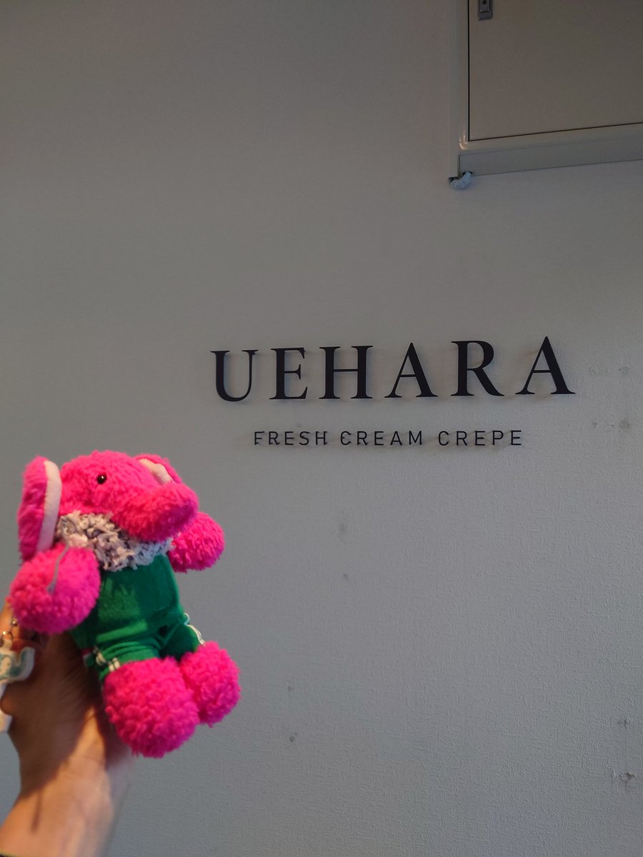 subaru1007's tweet photo. UEHARAさんにCoccoちゃんのサインあったよー！クレープ持ってた笑 https://t.co/NBfqYCL18v