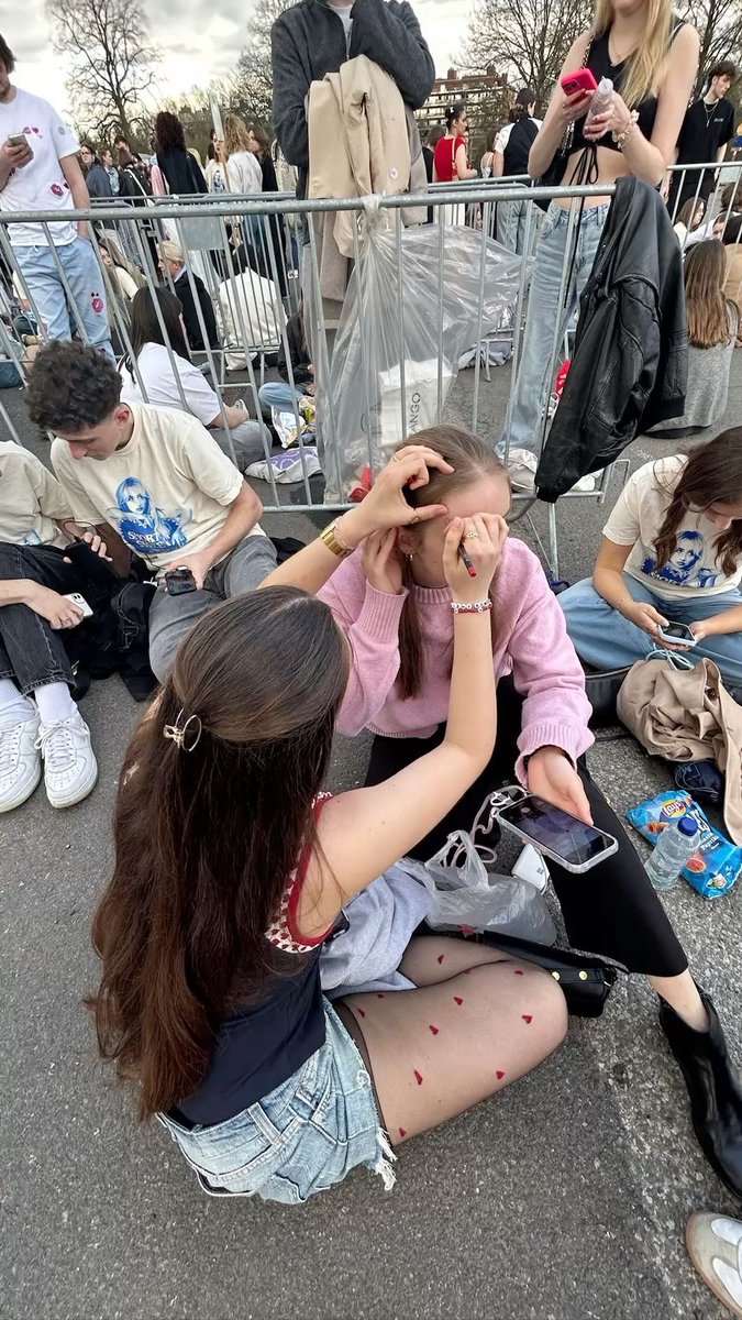 G โญ๏ธ IS SEEING LOUIS tweet media