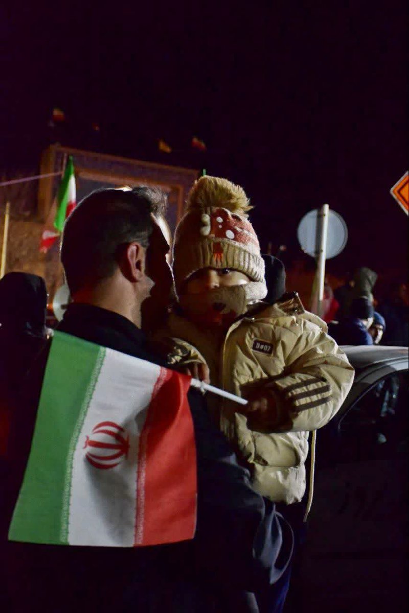 Nayere_shafiee's tweet photo. و اگر امیدی در تو بمیرد ،
خداوند امیدهای فراوان دیگری درونت زنده میکند !
امیدهای قشنگ این روزهای ایران ، کودکانِ در میدان ✌️
#میهن_سرافراز

‌‌ https://t.co/TBnRZws2Pc