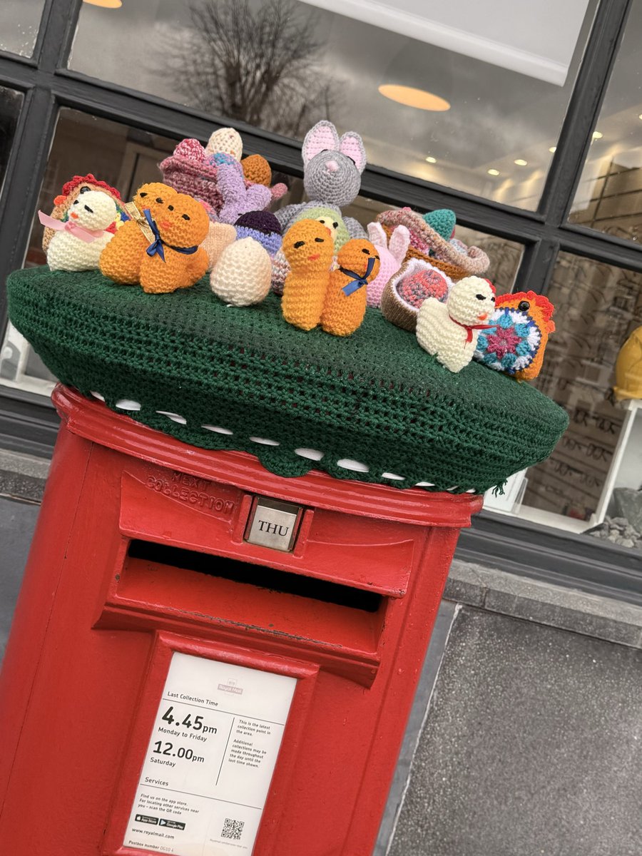 FionaBLees's tweet photo. #PostboxSaturday itโs been a while but this fabulous #PostboxTopper from the uber-talented Knit & Natter in Moffat is worth waiting for! ๐ Chicks Galore! ๐ฃ๐ฃ
#HappyEaster https://t.co/JDjfM35UqV