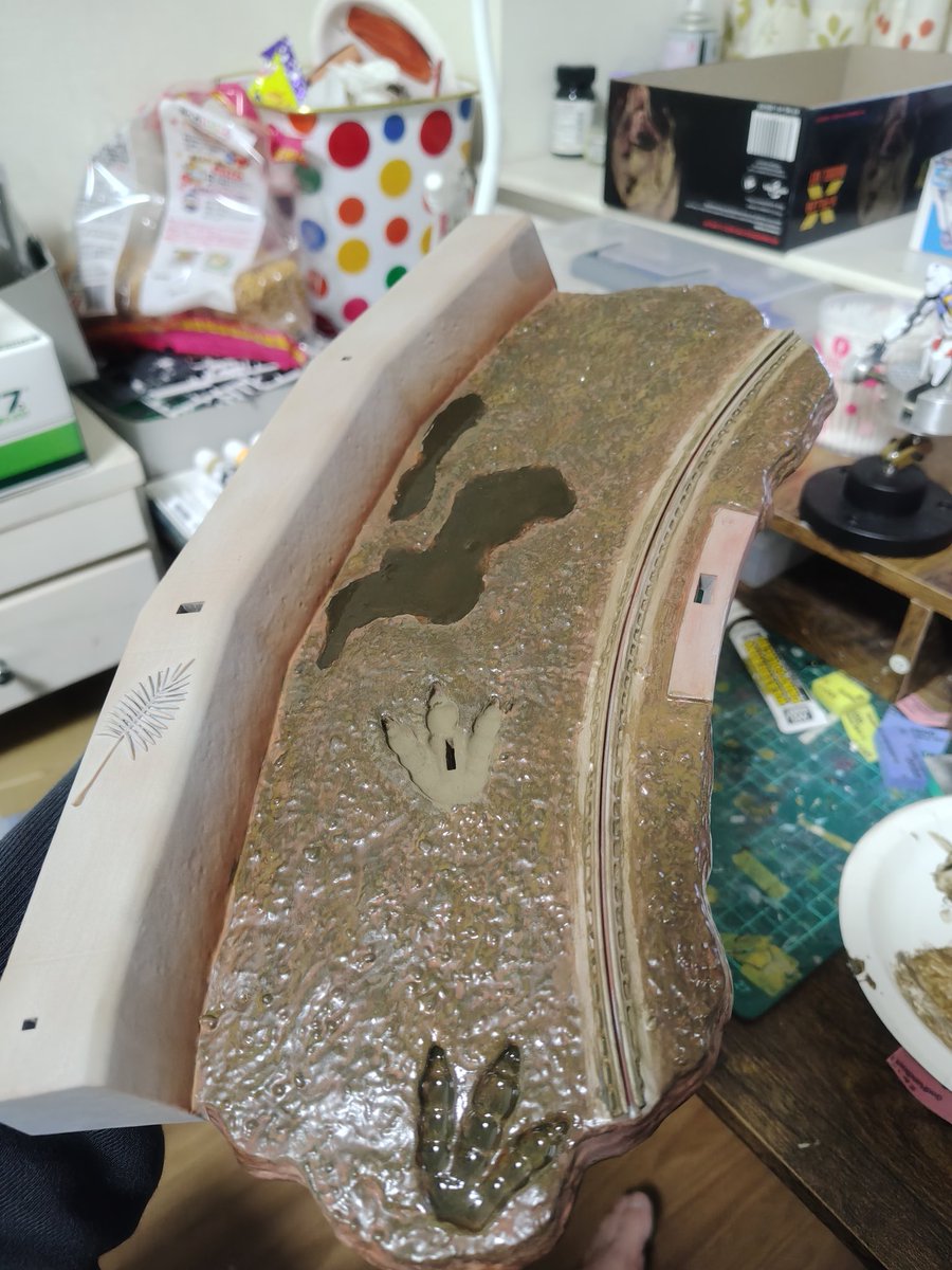 akira_298's tweet photo. 現在ティラノサウルスの台座とエアリアル製作してます。子供の春休みや、モンハンのお陰でなかなか牛歩ですがマイペースでやってます。
初めて、ウェザリングペーストを使いましたが簡単に泥や滑りが表現できて楽しいですねぇ🙂 https://t.co/9xl7qR4ZHe