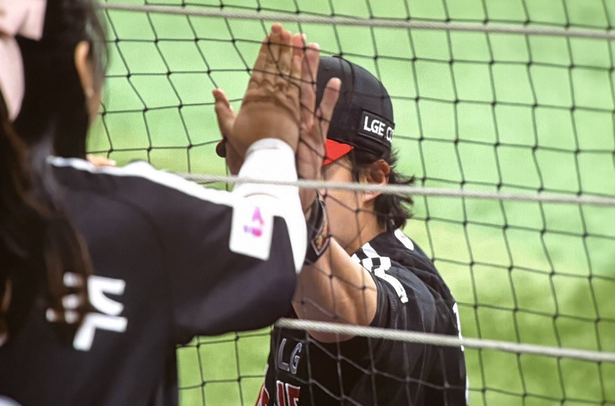 JUST__N01's tweet photo. 찬규 몸푸는데 엘린이 공 주고 하이프까지 해줌 아 맘좋아

#LGTWINS #엘지트윈스 #임찬규 https://t.co/6FETTTkSNE