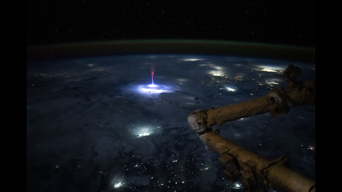 AstronomyForef1's tweet photo. 【宇宙へ放たれる雷】 NASAが国際宇宙ステーション（ISS）から撮影した「巨大ジェット」の最新画像を公開。
通常の雷とは異なり、積乱雲の頂上から宇宙の入り口（電離圏）へと突き抜ける巨大な電気の柱です。雲の上から見下ろせるISSならではの、息をのむような光景。

Credit: NASA (2026.04.01公開） https://t.co/Rs2TZvoSfS
