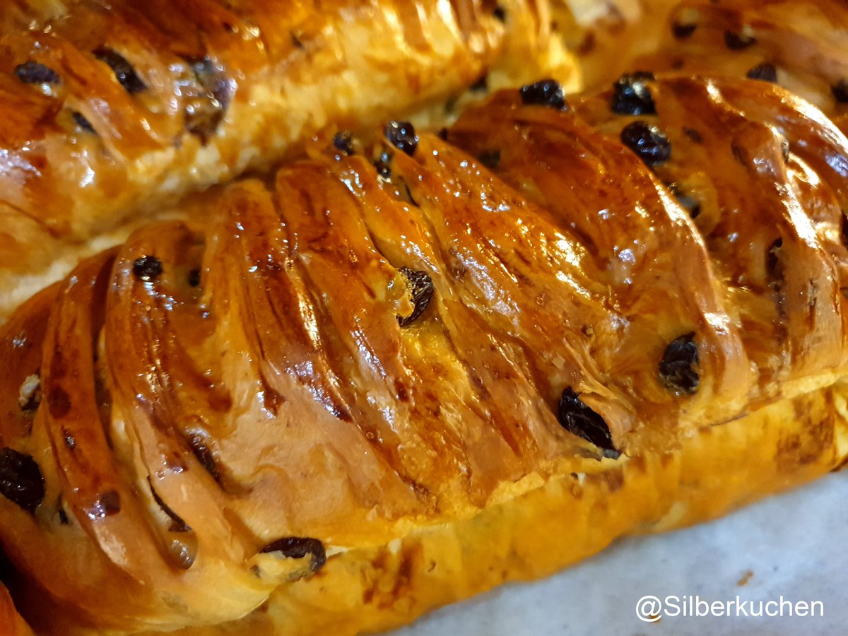 Silberkuchen's tweet photo. Samstags-Frühstück ....Striezel -Liebe #osterstriezel #frühstücksglück #tradition #foodphotography #foodblog #foodlover #kuchenliebe #kuchenlover #striezel #foodblogeats #foodbloggerlife #foodblogoftheday #foodpassion #homemade #homebaking #homebaker #biobio #bio #news https://t.co/27fG0gZLuL