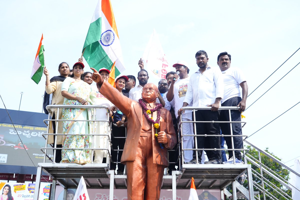 galla_madhavi's tweet photo. గుంటూరు వెస్ట్ పారిష్ చర్చి వద్ద నుండి ప్రారంభమైన “రన్ ఫర్ జీసస్” కార్యక్రమానికి ముఖ్య అతిథిగా హాజరైన గుంటూరు పశ్చిమ నియోజకవర్గ ఎమ్మెల్యే శ్రీమతి గళ్ళా మాధవి గారు. 
#GallaMadhavi #GunturWest #GunturWestMLA #RunForJesus #ChristianEvent #Faith #Guntur #AndhraPradesh #TDP #NDA @iTDP_Official @naralokesh @ncbn