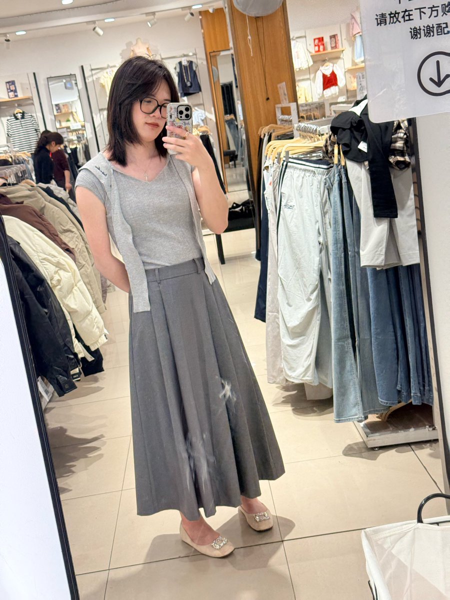 Sharoooooon__'s tweet photo. 爱好就是去店里试衣服。 https://t.co/DQQlqcLaas