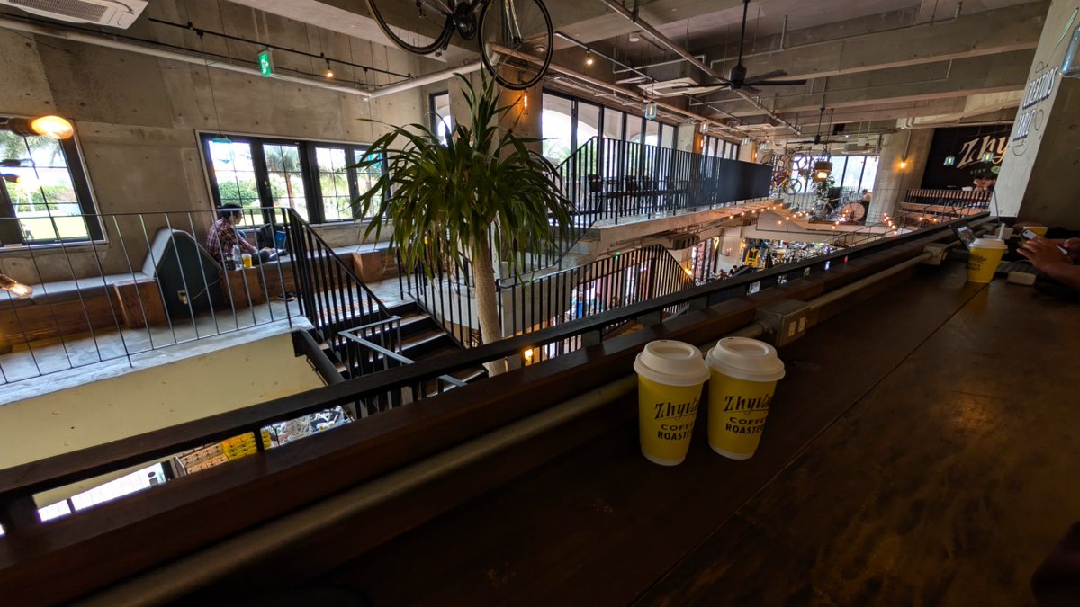 Ganger1504's tweet photo. コーヒーは「ZHYVAGO COFFEE ROASTERY」へ☕️
店内中央にある巨大な焙煎機と、無骨でインダストリアルな空間がとにかくカッコ良い✨ https://t.co/NVzvxBZUTM