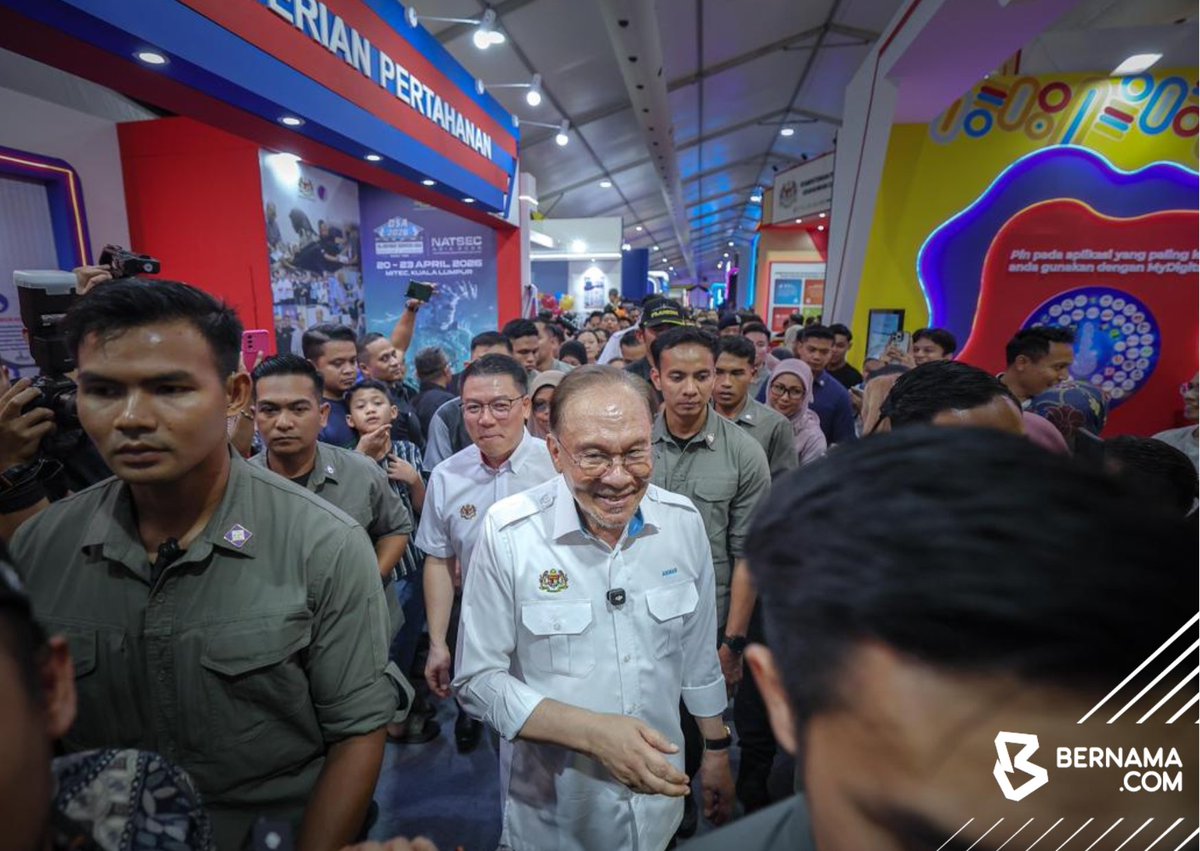 Bernama_Radio's tweet photo. Perdana Menteri, Datuk Seri Anwar Ibrahim hadir pada majlis perasmian Program MADANI Rakyat (PMR) 2026 Perak di Bulatan Sultan Azlan Shah, Meru Raya, Ipoh petang ini.
๐ธ Zulfadhli Zulkarnain | BERNAMA
#ProgramMADANIRakyat https://t.co/N9yw9dzHJN
