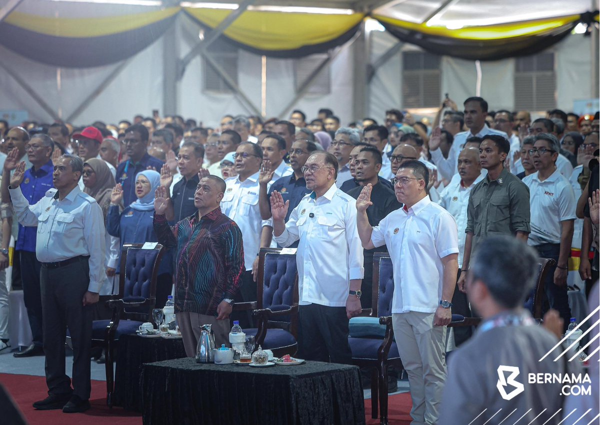 Bernama_Radio's tweet photo. Perdana Menteri, Datuk Seri Anwar Ibrahim hadir pada majlis perasmian Program MADANI Rakyat (PMR) 2026 Perak di Bulatan Sultan Azlan Shah, Meru Raya, Ipoh petang ini.
๐ธ Zulfadhli Zulkarnain | BERNAMA
#ProgramMADANIRakyat https://t.co/N9yw9dzHJN