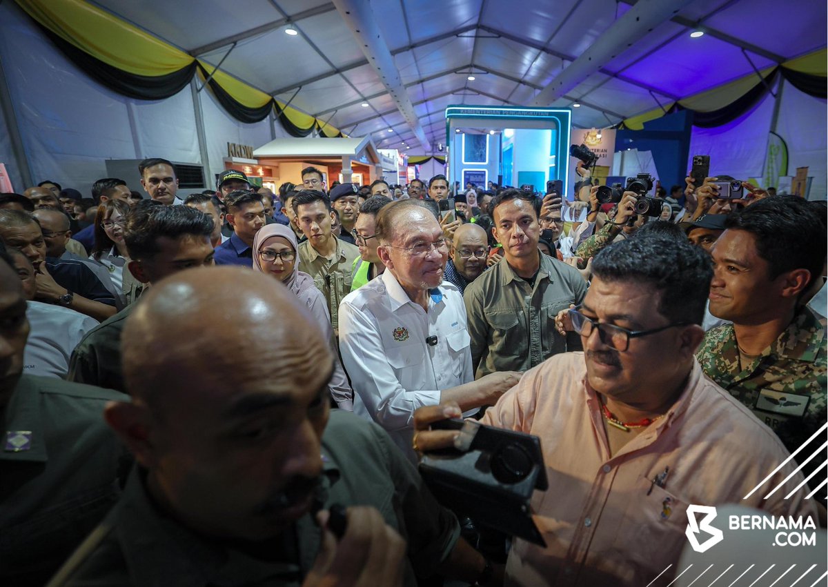 Bernama_Radio's tweet photo. Perdana Menteri, Datuk Seri Anwar Ibrahim hadir pada majlis perasmian Program MADANI Rakyat (PMR) 2026 Perak di Bulatan Sultan Azlan Shah, Meru Raya, Ipoh petang ini.
๐ธ Zulfadhli Zulkarnain | BERNAMA
#ProgramMADANIRakyat https://t.co/N9yw9dzHJN