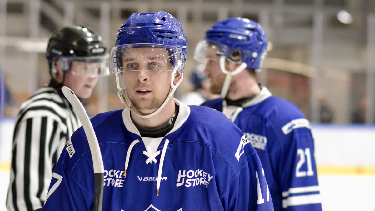 Owesten förlänger! 🔥

Forwarden har spelat nästan 200 matcher i Hockeyettan och noterades för 30 poäng på 26 matcher under sin första säsong i IFK Munkfors. Nu är Viktor Owesten, 24, klar för fortsatt spel i IFK-tröjan! 💪🏼💙

Läs mer på vår webbplats: laget.se/IFKMunkforsHoc… 👈🏼