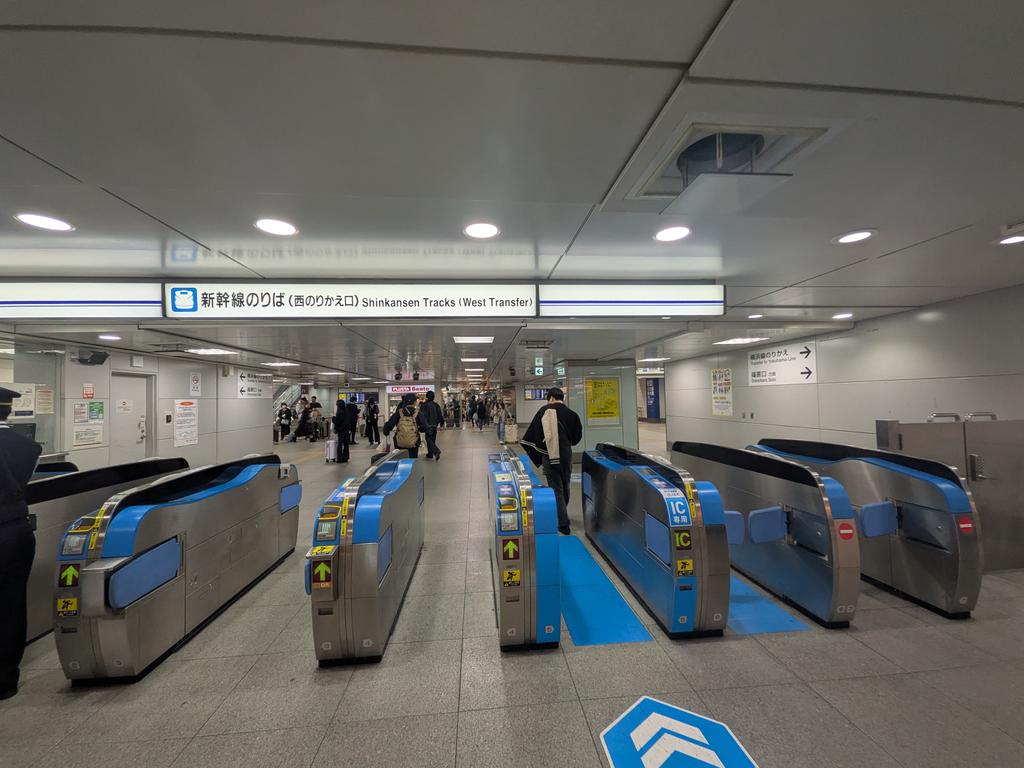 昨日ぶりな新横浜から新幹線で大阪へ！　
お金が無いのよ…貧乏なのよ……　

#水性ペンの旅記録 (@ 東海道新幹線 新横浜駅 in 横浜市, 神奈川県) swarmapp.com/user/170182954…