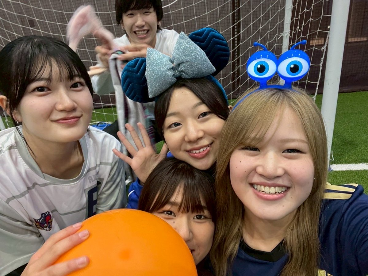 RCCuniv's tweet photo. RCCでは秋に運動会を開催しています！チームに分かれて玉入れや障害物リレーなどに挑戦します。優勝チームには景品も♪男子プレーヤー・女子プレーヤー・マネージャー全員で体を動かし、毎年大盛り上がりのイベントです！
#立教大学 #春から立教 #フットサルサークル https://t.co/SNfxmUuzYy